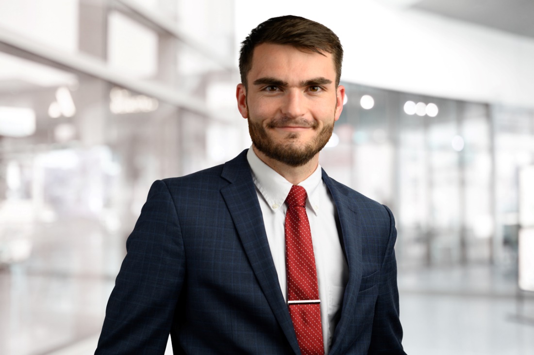 young man with beard in business uit